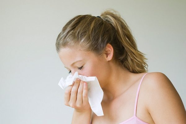 Hắt hơi, sổ mũi là một số dấu hiệu đặc trưng khi bị viêm xoang mũi
