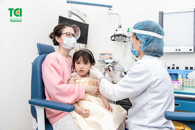 Bố mẹ nên đưa con đi khám khi trẻ có dấu hiệu mắc bệnh viêm tai giữa