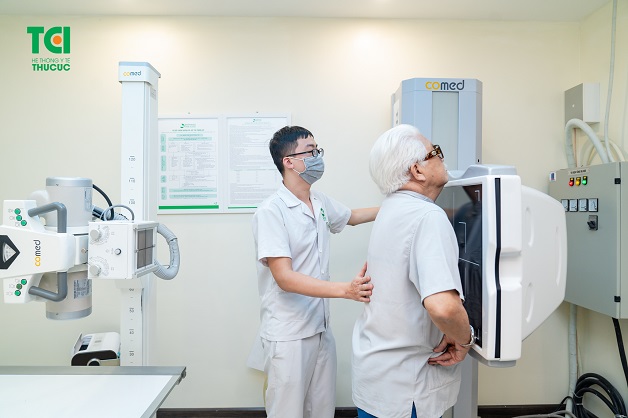 Khi cảm thấy khó thở, bạn nên đi khám sớm tại chuyên khoa tim mạch.