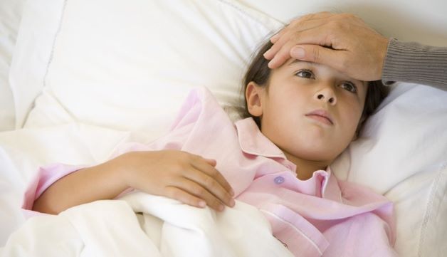bé bị loét miệng và sốt