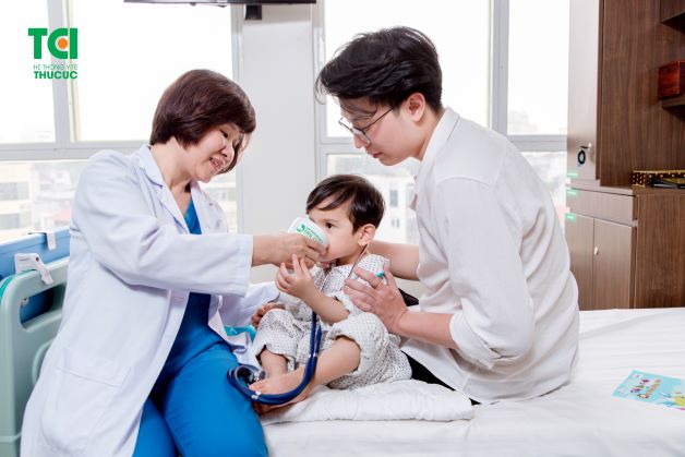 bé bị loét miệng và sốt