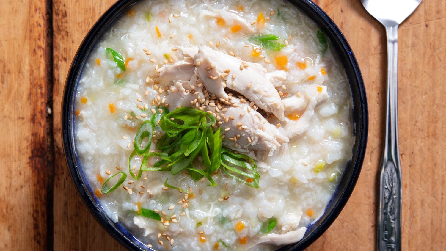 Sau khi nhổ răng khôn, nên chọn những đồ ăn mềm, lỏng để vết thương nhanh lành