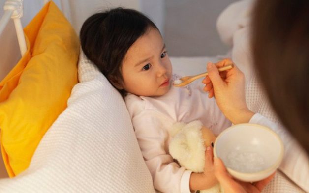 Bố mẹ nên cho con ăn thức ăn loãng khi con bị sốt viêm họng