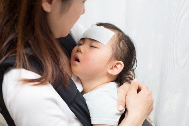 Có nhiều nguyên nhân gây ra bệnh viêm đường hô hấp trên ở trẻ