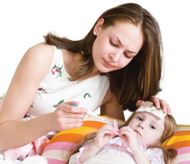 Có nhiều nguyên nhân khiến bé sốt viêm họng