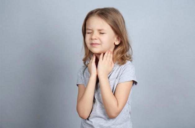 Có nhiều nguyên nhân khiến trẻ bị viêm họng