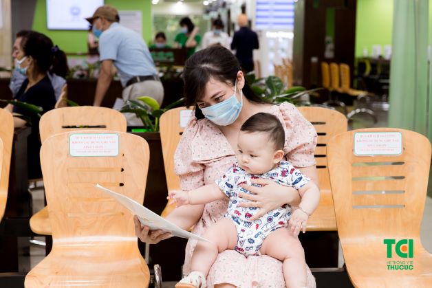 Nếu trẻ xuất hiện các biến chứng nguy hiểm như đã nêu ở trên, cha mẹ nên khẩn trương đưa trẻ đến cơ sở y tế để được bác sĩ xử lý kịp thời.