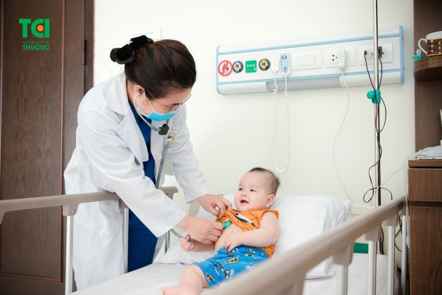 cha mẹ cần đưa trẻ đi thăm khám, theo dõi sát sao và thực hiện điều trị theo đúng phác đồ của bác sĩ, không nên tự ý đi mua thuốc và sử dụng cho trẻ tại nhà vì như vậy sẽ rất nguy hiểm đến tính mạng của trẻ.