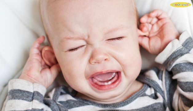 Viêm nhiễm tai giữa, thủng màng nhĩ do các tác động từ bên ngoài như: đẩy tăm bông quá sâu vào tai, do tiếng ồn, đi máy bay/lặn dưới nước, u nang biểu bì... đều được xem là những nguyên nhân chính gây ra tình trạng viêm tai giữa có mủ ở trẻ