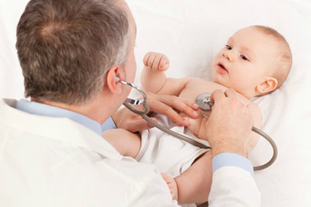 Bố mẹ nên đưa con đi khám ngay lập tức khi con có dấu hiệu bị lồng ruột