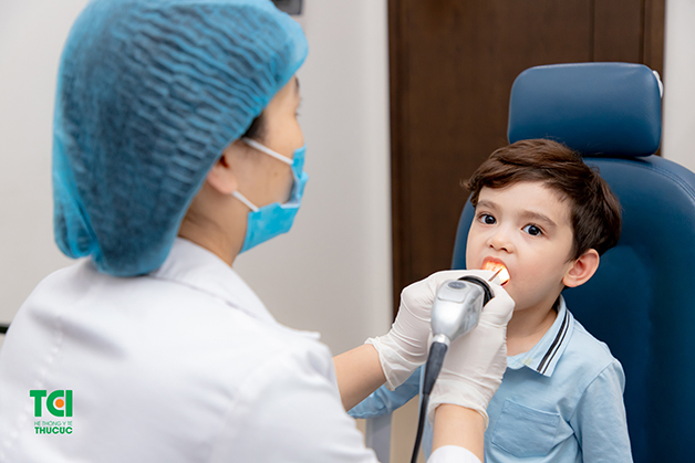 Khi trẻ có dấu hiệu bị viêm họng, bố mẹ nên đưa con đi khám