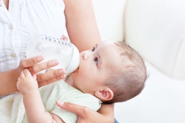 Táo bón ở trẻ có thể do nguyên nhân từ việc mẹ cho bé dùng sữa ngoài quá sớm hoặc chưa đúng liều lượng theo hướng dẫn của nhà sản xuất
