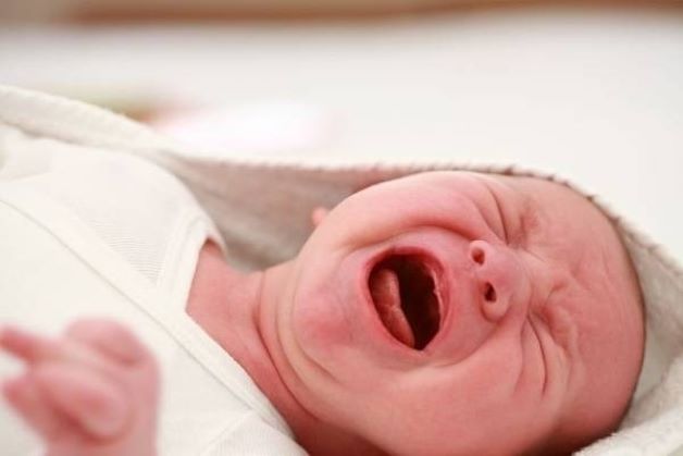 với trẻ sơ sinh và trẻ nhỏ chưa biết nói, cha mẹ vẫn có thể nhận biết các triệu chứng viêm tai ngoài ở trẻ nhỏ như khi bạn xoa hoặc kéo tai của trẻ, trẻ phản ứng lại hoặc khóc thét.
