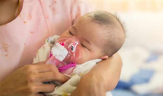 Tình trạng trẻ bị khó thở, thở khò khè kéo dài, đặc biệt khi đờm tích tụ lâu ngày nhiều sẽ khiến việc thở của trẻ càng trở nên khó khăn, không đáp ứng đủ lượng oxy cần thiết nuôi cơ thể.