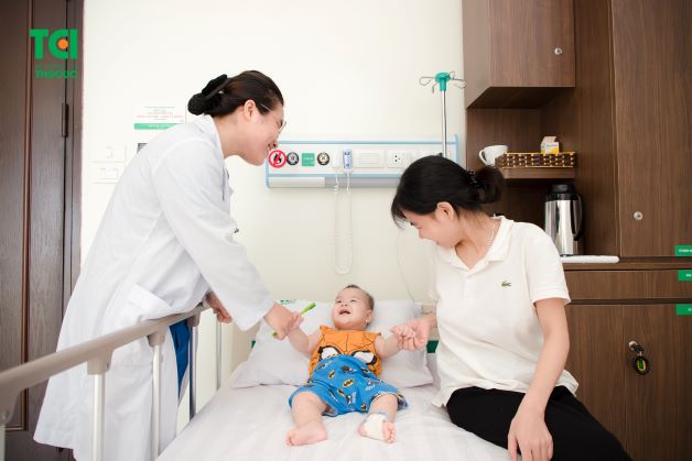cha mẹ cần lưu ý khi trẻ có dấu hiệu bất thường như: đau bụng từng cơn, khóc thét đột ngột, dữ dội, trẻ ưỡn người, bỏ bú, xoắn vặn… thì cha mẹ cần ngay lập tức đưa trẻ đến bệnh viện để bác sĩ chẩn đoán và xử lý đúng cách. 