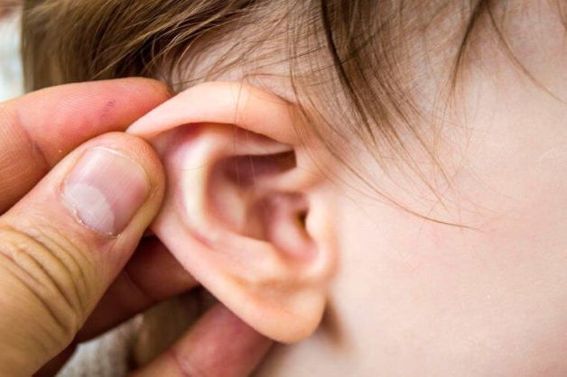 Cách trị viêm tai giữa cho trẻ nhỏ như thế nào cho dứt điểm, an toàn là vấn đề khiến nhiều bậc phụ huynh lo lắng