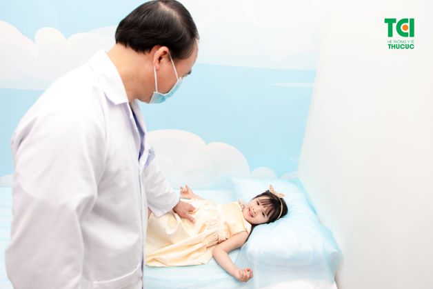 cha mẹ cũng cần lưu ý đưa trẻ đến các cơ sở y tế uy tín để được bác sĩ thăm khám và chẩn đoán, từ đó đưa ra phương pháp điều trị đúng cách, hiệu quả.