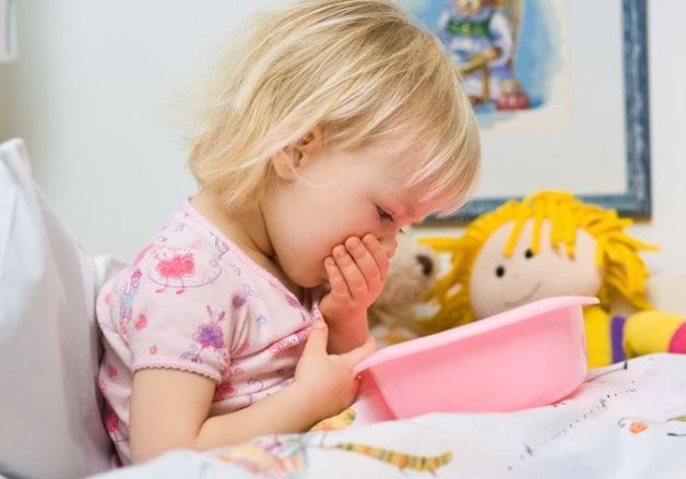 Trẻ ăn vào là nôn ra khiến nhiều bậc phụ huynh lo lắng. Hiện tượng nôn trớ này bắt nguồn từ nhiều nhóm nguyên nhân khác nhau