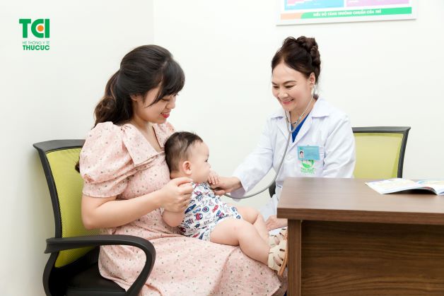 Do đó cha mẹ nên bình tĩnh xử lý thay vì quá lo lắng, trong trường hợp nôn ói kéo dài, cha mẹ cần lưu ý đưa trẻ đến các cơ sở y tế uy tín để được kiểm tra và chữa trị kịp thời.