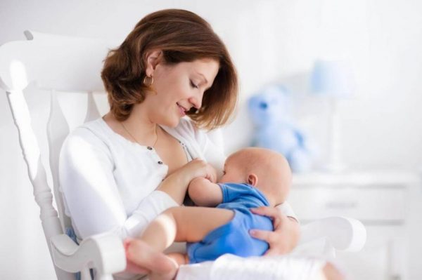 Phụ huynh cần cho trẻ gối cao đầu để giúp thức ăn không bị trào ngược lên thực quản, gây nôn ói