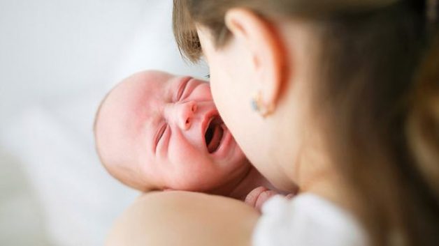 Trẻ quấy khóc nhiều là một trong những dấu hiệu cho thấy con bị viêm mũi họng