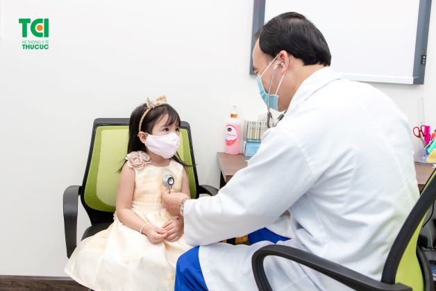 Thủy đậu khi tiến triển nặng sẽ gây nguy cơ cao ảnh hưởng đến phổi với các biểu hiện: cơ thể tím tái, khó thở, ho ra máu...