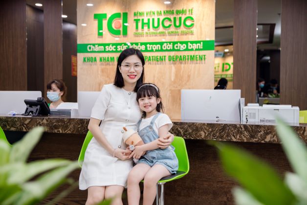 cha mẹ cần lưu ý, khi trẻ bị thủy đậu không nên tự ý điều trị tại nhà mà cần đưa trẻ tới gặp bác sĩ để được tư vấn, theo dõi và hướng dẫn chữa trị đúng cách.