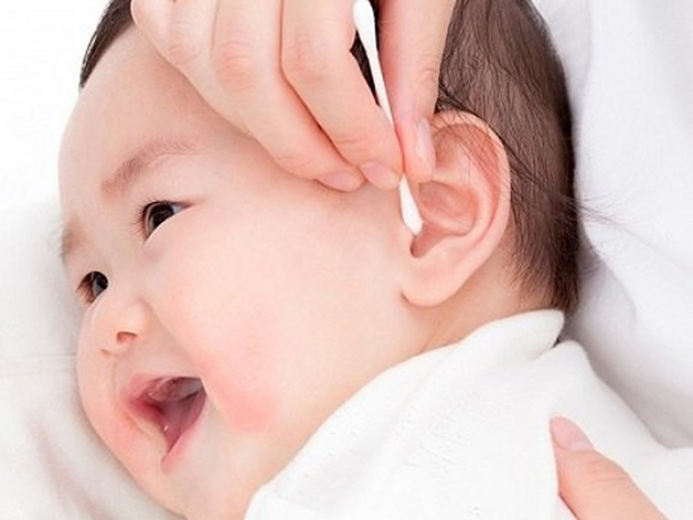 Bố mẹ cần phải vệ sinh tai mũi họng sạch sẽ cho con