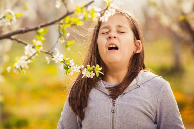 Ngứa mũi, hắt xì liên tục là dấu hiệu của bệnh viêm mũi dị ứng trẻ em