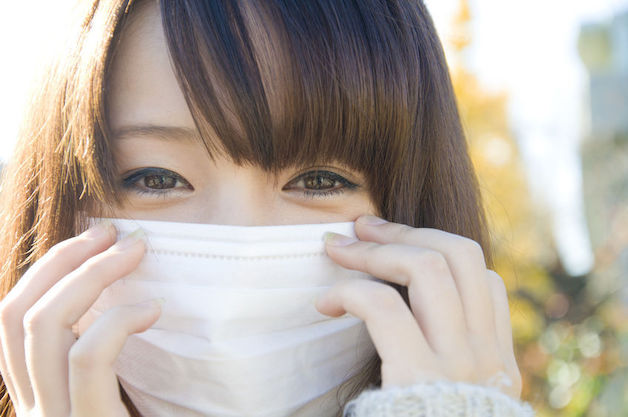 Đeo khẩu trang mỗi khi ra ngoài để tránh khí lạnh và các tác nhân gây dị ứng để phòng ngừa các bệnh viêm xoang.