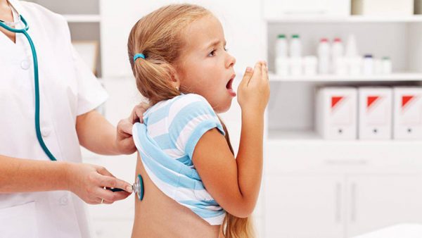 Viêm phổi ở trẻ thường xuất hiện khi trẻ bị ho hoặc cảm cúm