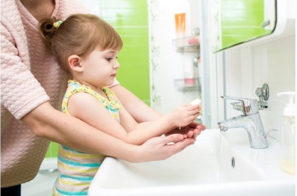 Giữ gìn vệ sinh cho trẻ là một trong những biện pháp khắc phục viêm tiểu phế quản bội nhiễm mà phụ huynh nên lưu ý thực hiện