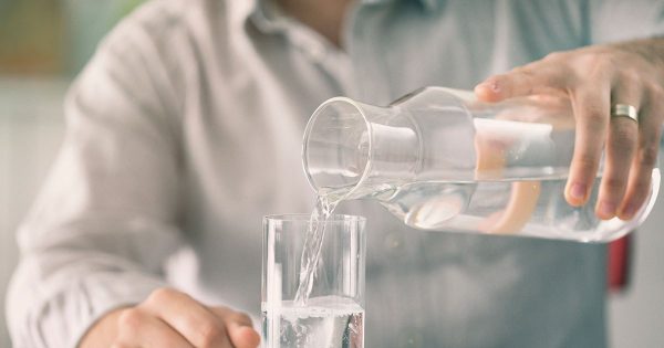 Người bệnh trĩ nội nên uống nhiều nước