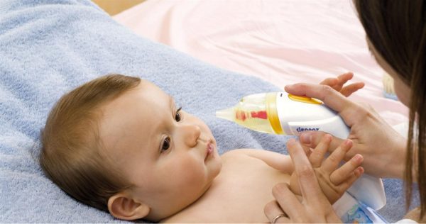 Khi xử trí sốt cao co giật ở trẻ, tốt hơn hết, bố mẹ cần chuẩn bị sẵn các dụng cụ hút đờm để đờm, dãi không bị rơi vào phổi gây tắc thở
