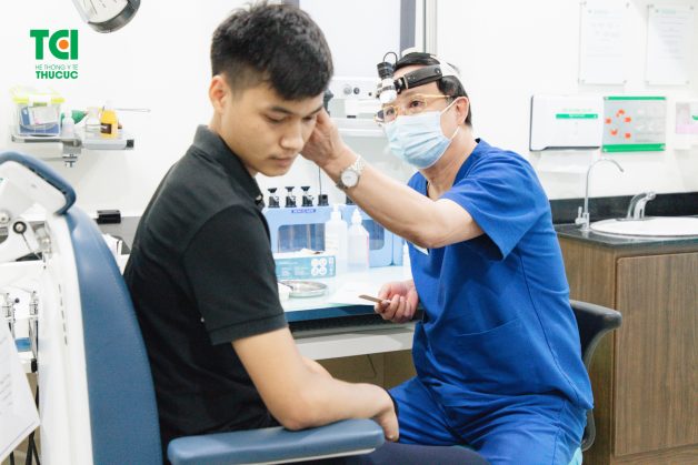 Đội ngũ bác sĩ chuyên khoa tai mũi họng giàu kinh nghiệm trực tiếp thăm khám