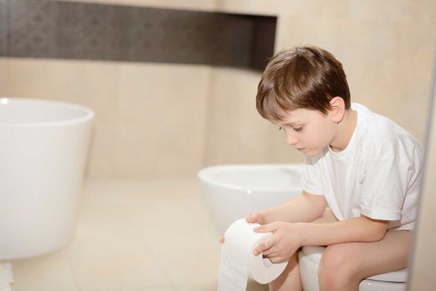 Bé bị táo bón lâu ngày là tình trạng thường gặp, tuy đây không phải là vấn đề quá nghiêm trọng thế nhưng nếu cha mẹ chủ quan không điều trị sớm sẽ làm ảnh hưởng đến sức khỏe của trẻ