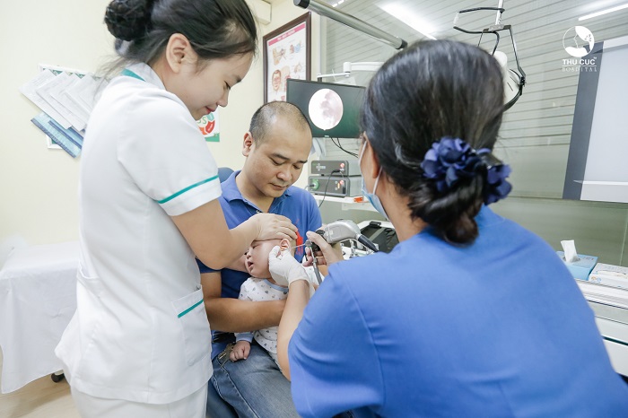 Điều trị viêm tai giữa ở trẻ như thế nào còn tùy thuộc tình trạng bệnh của trẻ qua thăm khám của bác sĩ
