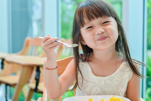 Bố mẹ cần phải chú ý vệ sinh ăn uống cho trẻ