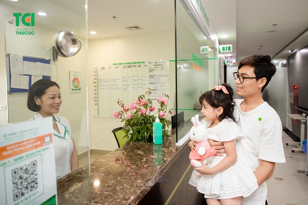 Bố mẹ nên cho con đi khám khi trẻ bị tay chân miệng độ 1