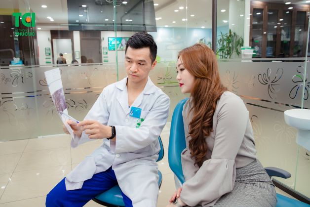 Sau khi thăm khám, nếu đủ các điều kiện, người bệnh sẽ được tư vấn nên chọn loại răng sứ nào để đảm bảo tính hiệu quả và thẩm mỹ.