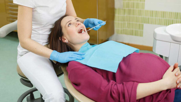 Nhiều mẹ bầu có nhu cầu thẩm mỹ răng thường băn khoăn việc bọc răng sứ có gây ảnh hưởng đến thai kỳ không