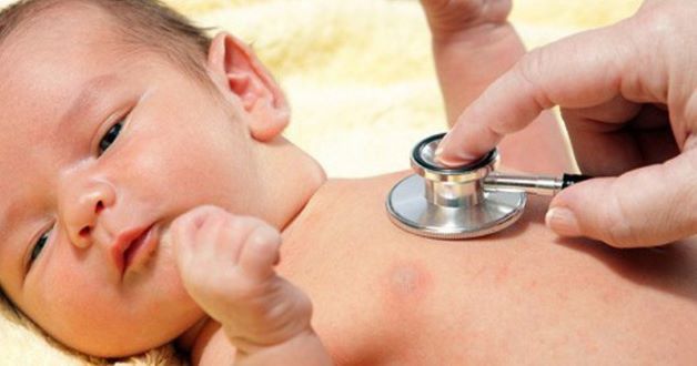 Bệnh viêm phế quản phổi ở trẻ nhỏ hay còn gọi là bệnh viêm phổi ở trẻ là một bệnh nhiễm khuẩn hô hấp thường gặp và cùng là nguyên nhân chính dẫn đến tình trạng trẻ phải nhập viện do biến chứng nghiêm trọng của bệnh gây ra