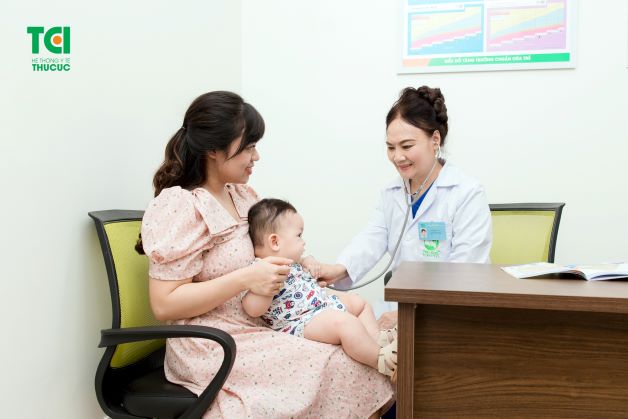 Trẻ nhỏ dưới 6 tháng tuổi bị tiêu chảy cấp, cha mẹ hãy nhanh chóng đưa trẻ tới bệnh viện ngay vì trẻ nhỏ ở tuổi này rất dễ bị mất nước và trở nặng bệnh mà cha mẹ có thể không nhận biết được.