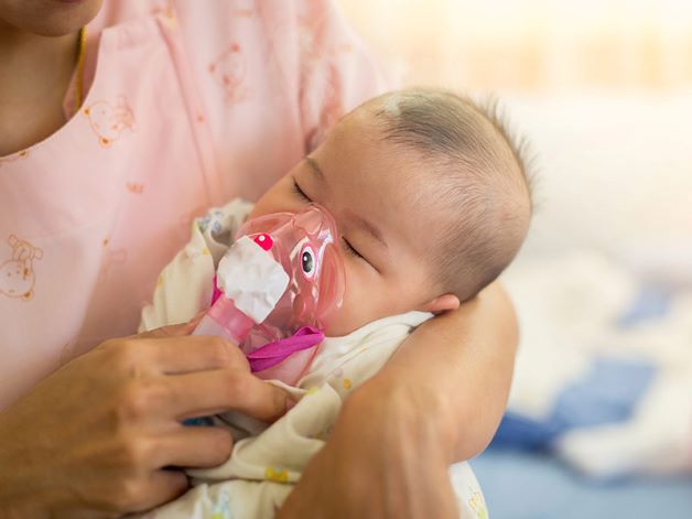 Trẻ bị mắc các bệnh mạn tính như: bệnh tim, cao áp phổi, loạn sản phế quản phổi đều là những đối tượng có nguy cơ cao bị bệnh viêm phế quản