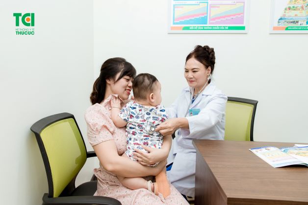 Nếu nghi ngờ trẻ bị nhiễm viêm tiểu phế quản hoặc có dấu hiệu của bệnh, cha mẹ cần theo dõi sát sao trẻ và đưa trẻ đến các cơ sở y tế có chuyên môn để được bác sĩ thăm khám và điều trị kịp thời, hiệu quả.