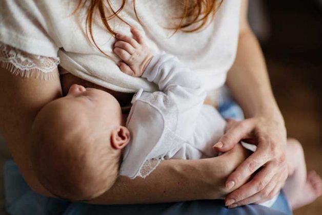 Mẹ nên tiếp tục cho con bú sữa mẹ và cho trẻ bú nhiều cữ hơn