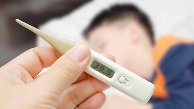 Có nhiều nguyên nhân khiến trẻ bị viêm phế quản sốt nhiều ngày