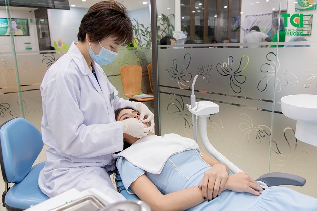 Để kiểm tra xem bệnh nhân có thuộc đối tượng được dán veneer răng không, bệnh nhân sẽ được bác sĩ kiểm tra răng miệng tổng quát