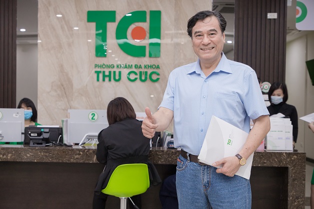 Khách hàng dán răng sứ tại Thu Cúc sẽ nhận được giấy bảo hành dán sứ trong 10 năm