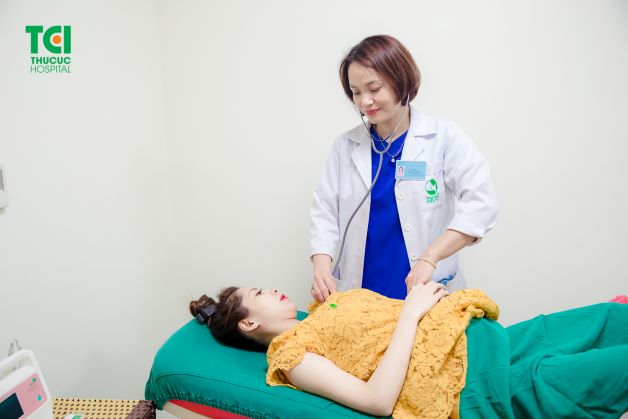 Việc mẹ bầu tuân thủ lịch khám thai định kỳ sẽ giúp giảm thiểu nguy cơ rủi ro của mẹ và thai nhi so với những mẹ bầu không thăm khám đều đặn.